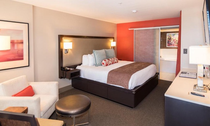 The Point Hotel | City Loft Hotel