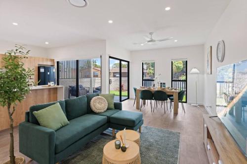 Capalaba House | City Oasis Brand New 4BR with Parking and Steps to Shops