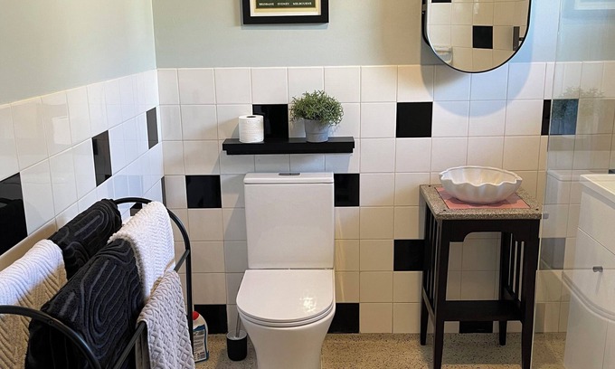 Plympton Apartment | City to Sea - 10 minutes by tram to the city and beach