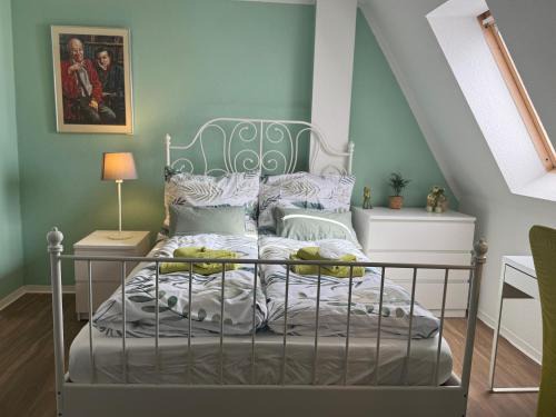 Mickten House | City View Apartment - WiFi - Netflix - Airport Shuttle