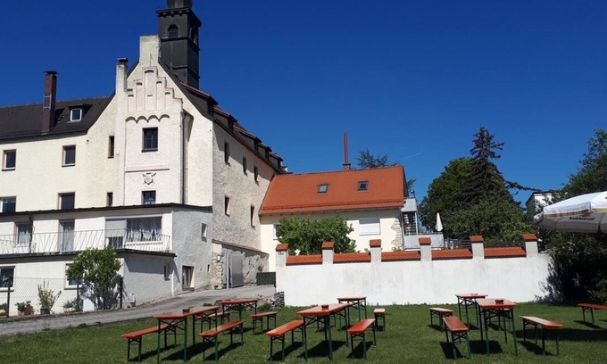 Regensburg Apartment | Citycastle in centre of town, n4guests, parking, internetn2-3bedrooms, 90sqmtr.