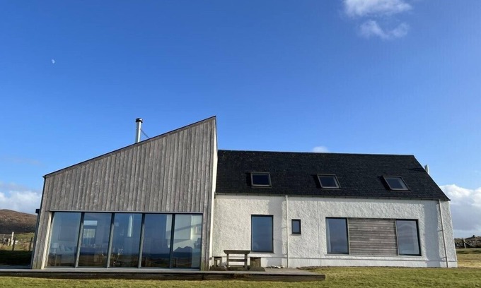 Isle of North Uist Cottage | CLACHAN LODGE, pet friendly, with a garden in Lochmaddy, North Uist