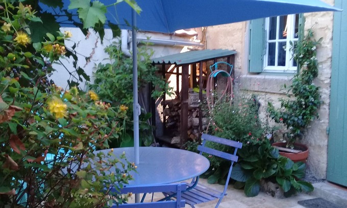 Bergerac House | Claire s' house in medieval village couze near river Dordogne with your pets