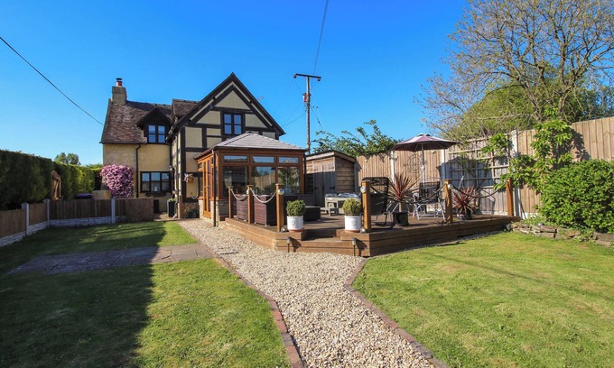 Farden Cottage | CLANDYKE COTTAGE, pet friendly, with hot tub in Clee Hill