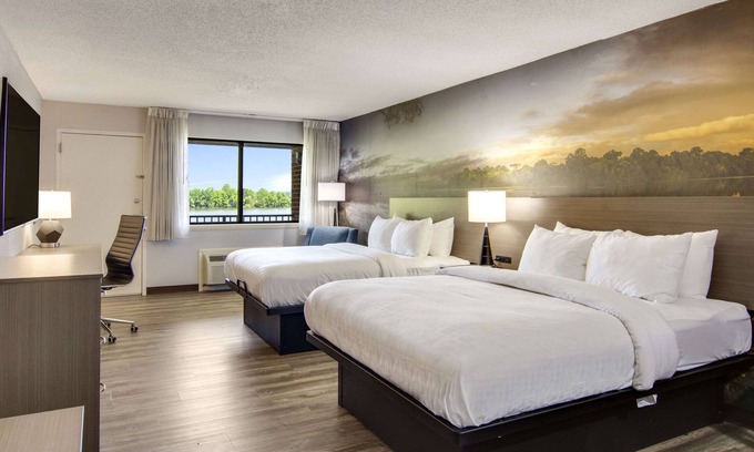 Clarksville Hotel | Clarion Pointe on the lake Clarksville-South Hill West