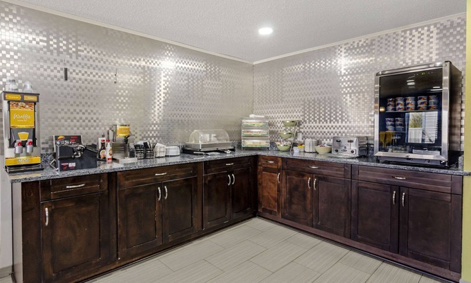 Staunton Hotel | Clarion Pointe Staunton East