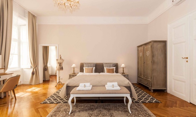 Innere Stadt Apartment | Classic 3-bed with A/C, Balcony Near The Cathedral