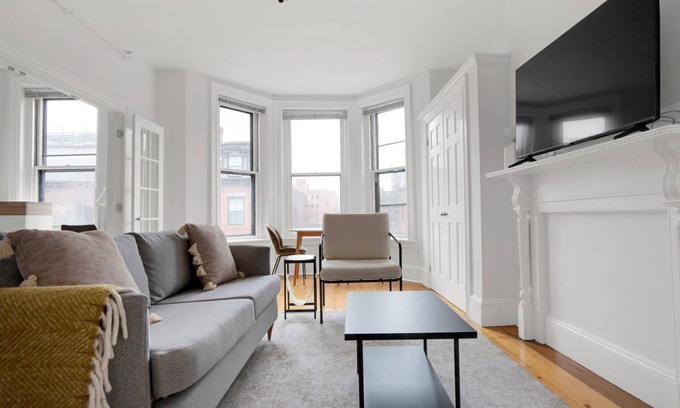 Back Bay West Apartment | Classic Back Bay 1BR steps from restaurants and shopping by Blueground
