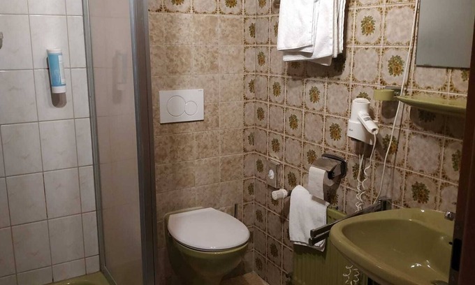 Donaueschingen Apartment | Classic family room, retro without balcony, 1 double bed + 1 single bed