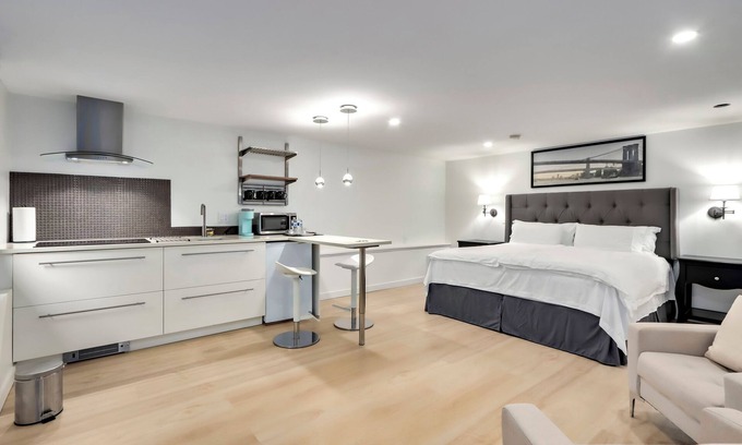 Burnaby House | Classic King Size Guest Suite