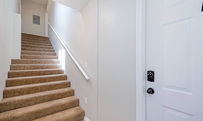 Mid-Wilshire Apartment | Classic LA Miracle Mile Apartment