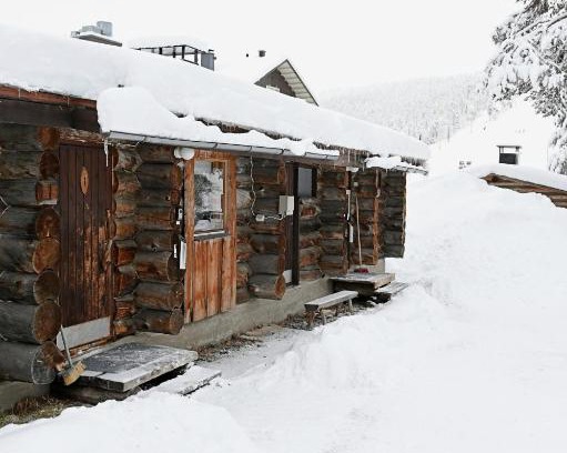 Sirkka Apartment | Classic Log Cabin Ski-in Ski-out
