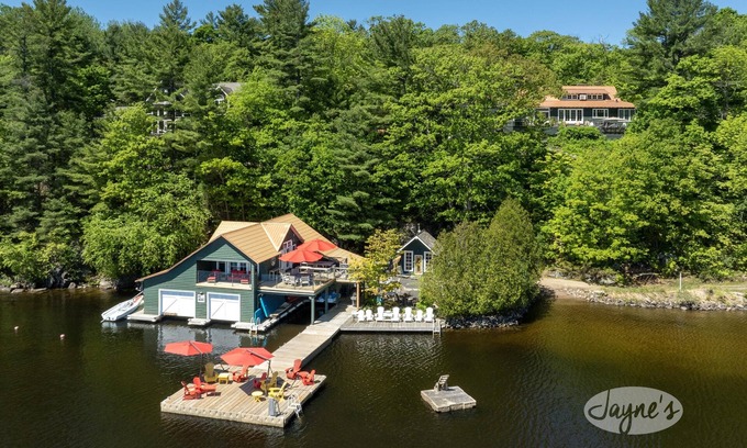 Muskoka Lakes Cottage | Classic Muskoka SE 231' Shore! 5 Bdrm+BH+Beach! New Sauna! Port Carling 5min.