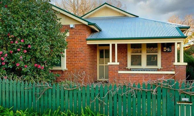 Albury House | Classic on George- clean, comfortable and pet friendly! - Classic heritage home with four bedrooms