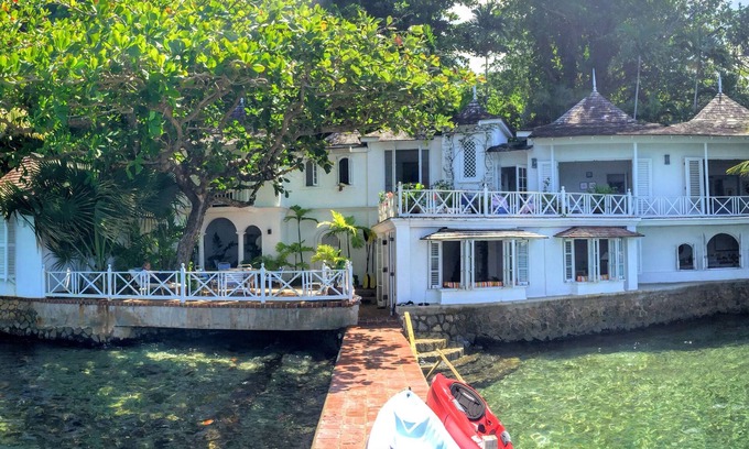 Port Antonio Villa | Classic seafront three-bedroom villa in tranquil, stunning San San, Port Antonio
