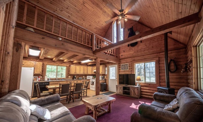 Lyndon Station House | Classic Up North Log Cabin-Lazy Bear Lodge