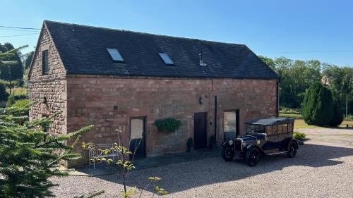 Cauldon Low House | Classy 2 Bed Peak District Cottage Barn - Alton Towers, Christmas Markets, Polar Bears, Chatsworth