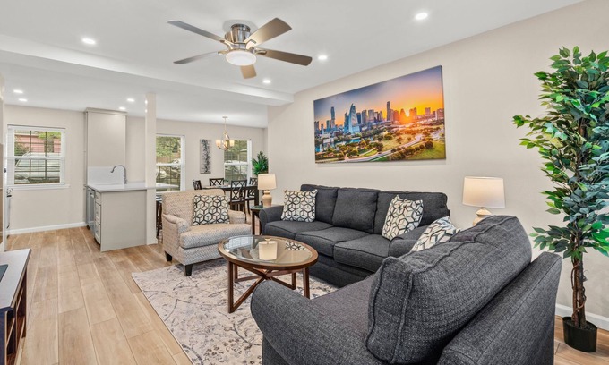 South Congress Condo | Classy 3BR/2BA with large pool in HEART of SOCO!