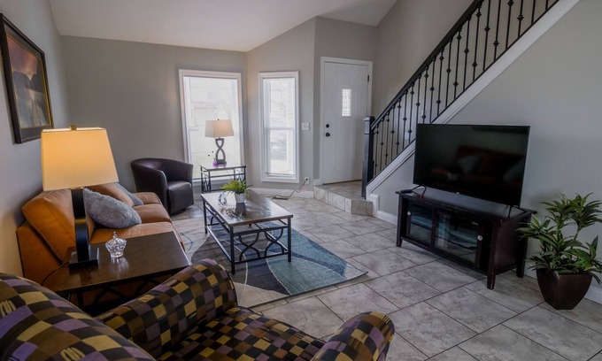 Lafayette House | Classy, Charming, Comfy 2 BR