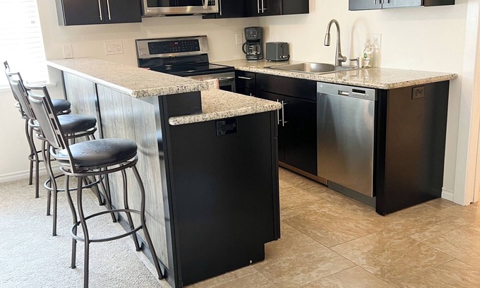 Eugene House | Clean and comfortable 2-bedroom house with AC, WiFi in central Eugene location.