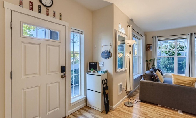 Five Oaks Condo | Clean and comfortable condo near Nike, Intel and train station.