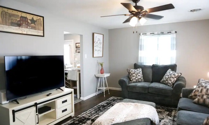 North East House | Clean and Cozy 2 BR home blocks away from downtown