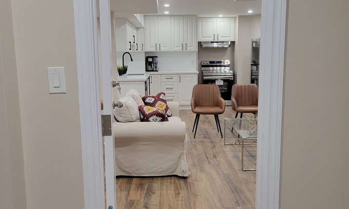 Whitby Apartment | Clean and Modern Guest Suite in Whitby