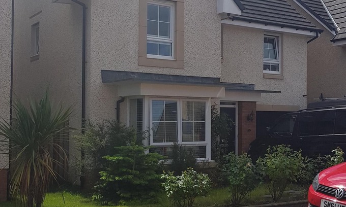 Kirkliston House | Clean and Spacious 4 bedroom Detached House