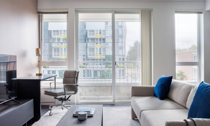 Wilburton Apartment | Clean Bellevue 1BR w/Lounge, Rooftop & Gym, nr Shops, by Blueground
