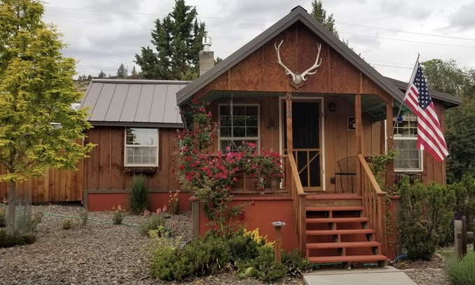 Maupin Cabin | Clean cabin downtown, fresh renovation of 1919 classic