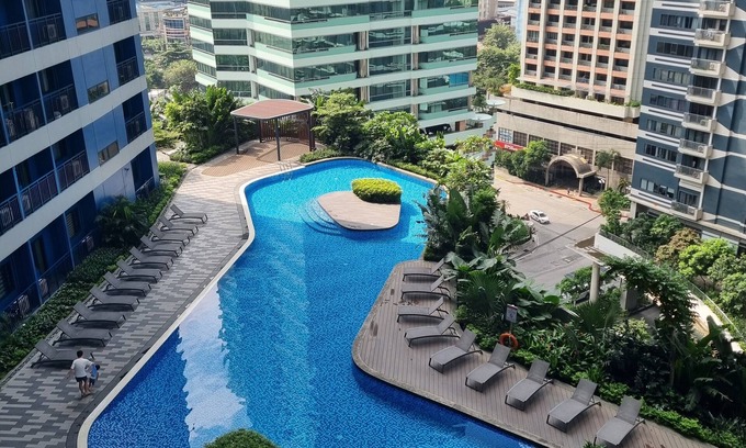 Urdaneta House | Clean, Comfy and Convenient condo in Makati
