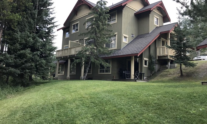 East Kootenay House | Clean, comfy, cozy. Ski in/ski out. Family friendly.