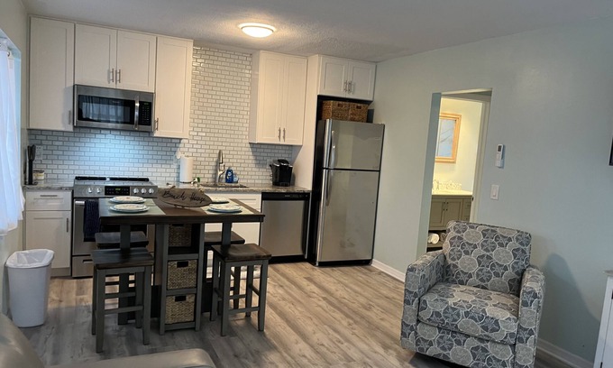 Grove City Apartment | CLEAN,Great Location,Dockage Available,HEATED Pool, HUGE Back yard. Unit C