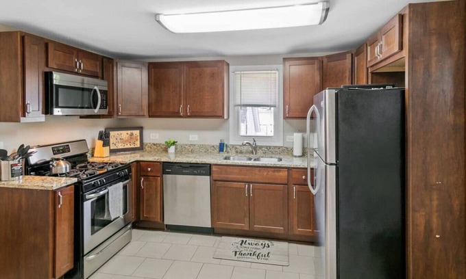 Libertyville Apartment | Clean & Modern Apt DT Libertyville near Naval Base