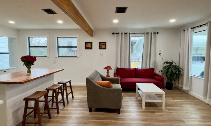 Taylor Cottage | Clean Modern Farmhouse in Taylor, just 5 minutes to the New Samsung Campus.