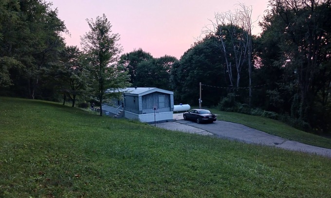 East Liverpool House | Clean, updated 3-bedroom mobile home in peaceful, Glenmoor Ohio with AC, WiFi