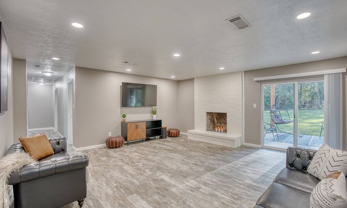 Voth House | Click Now 20% Off Spindletop House 4 bedroom 3 bath & Gameroom! π©π²π°π¦πΈ
