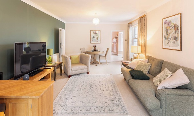 Lyme Regis Cottage | Cliff View Cottage looking out to sea with garden