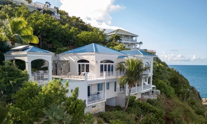 Estate Peterborg House | Cliffside elegance
