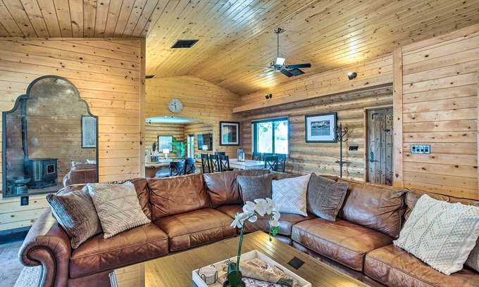 Clifton Cabin | Clifton Retreat w/Breathtaking Mt Backdrop!