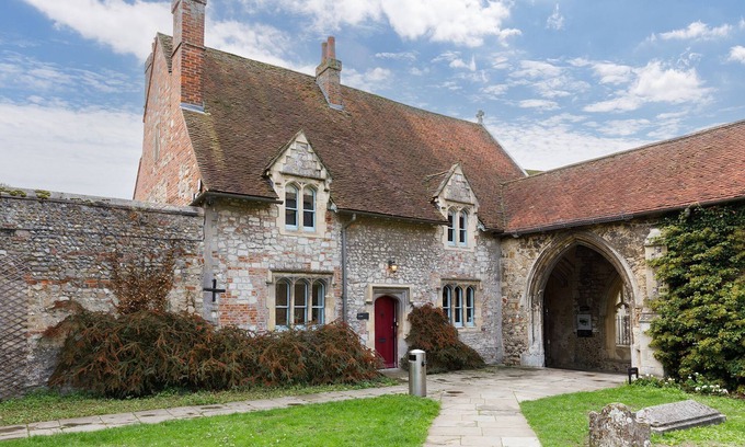 Chichester Cottage | Cloisters Cottage - a cottage that sleeps 6 guests in 3 bedrooms