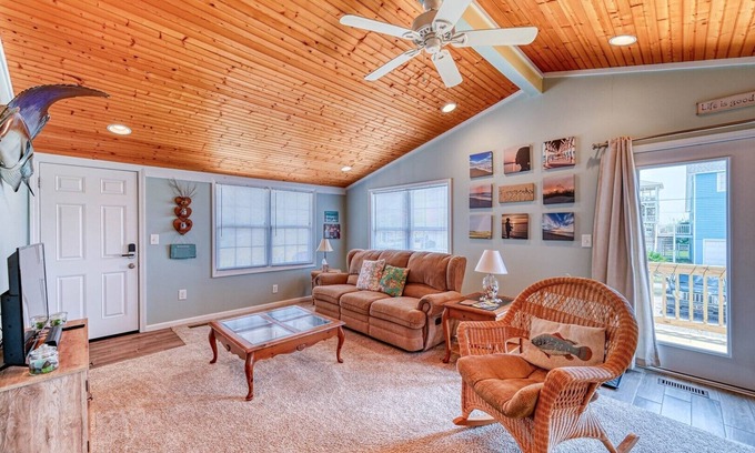 Surf City House | Close to Bars, Shops, Restaurants