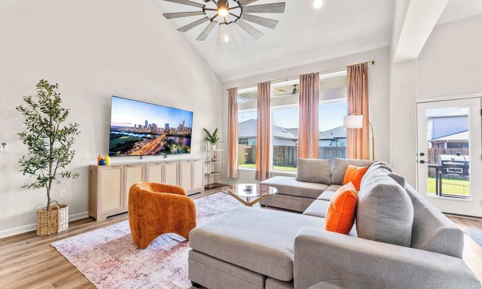Austin House | Close to CotA & Downtown | Cozy & Luxe | 4BR