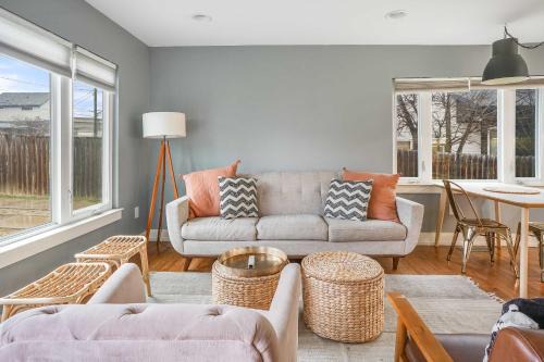 St. John - Coronado Hills House | Close to Downtown - Tons of Light & WiFi