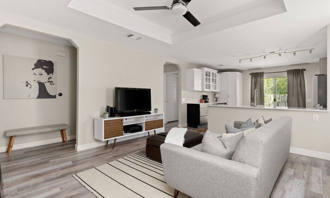 Montopolis House | Close to DT, BBQ Grill, Sleeps 6