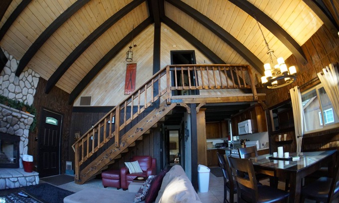 Upper Moonridge Cabin | Close to Everything! Village/Ski/Sledding,Hot Tub,Wifi,Roku,Clean,Owner Managed!
