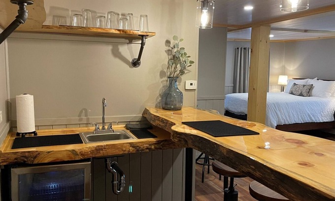 Rangeley Cottage | Close to Everything, Cozy Cottage for up to 6, Cleanest in Rangeley!
