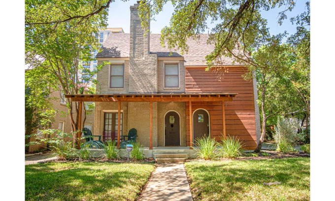 Mahncke Park House | Close to Famous Attractions with Hot Tub and Fire Pit
