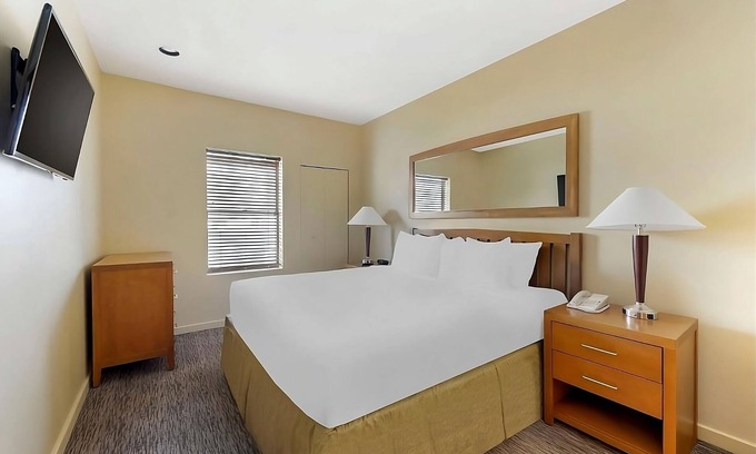 Enterprise Hotel | Close to Flamingo Wildlife Habitat! Las Vegas Attraction Access! Onsite Pool
