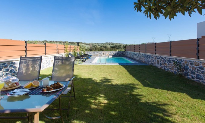 Houdetsi Villa | Close to Sandy Beach & Walking distance to Amenities